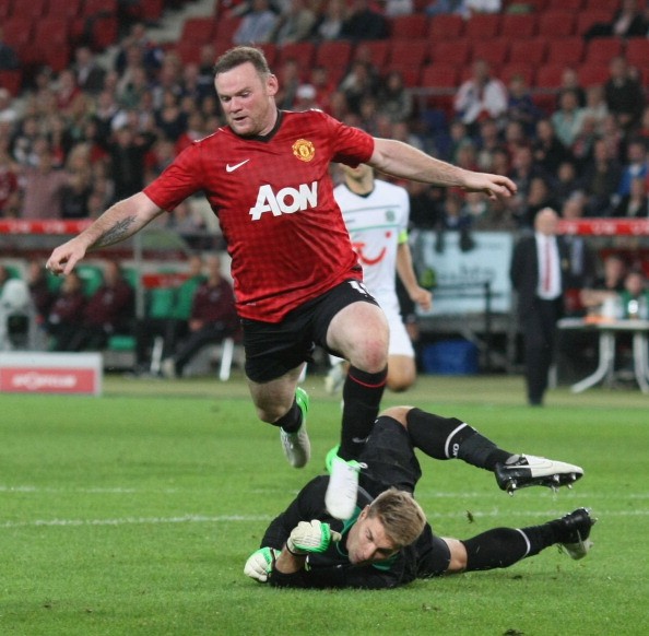 Phút 84, thủ thành Zieler phạm lỗi với Rooney trong vòng cấm...